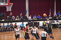 　縣運籃球第二天，各隊選手場上奮戰，力求最佳戰績。（圖／文：馮紹夫）
