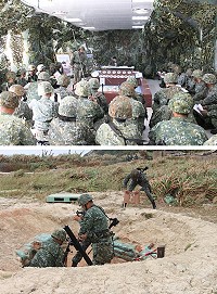 (上圖)步兵連實施沙盤推演。(下圖)81砲聯合操演。(圖/文:賴岑鑫)