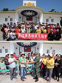 (上圖)連江縣馬祖觀光協會與高登官兵合照。(下圖)王理事長致贈高登守備隊加菜金。(圖/文:詹欽閔)