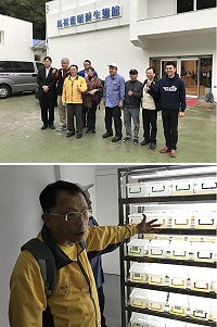 海大校長張清風14日參觀馬祖藍眼淚生態館,欣賞令人驚豔的藍眼淚生態。(圖/文:吳嘉榮)