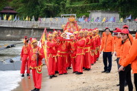 　媽祖昇天祭今年特邀霞浦縣竹江后灣天后宮媽祖蒞馬會香，還特別表演難得一見的「媽祖走水」，非常的有衝勁，觀眾也感受到各地不同的媽祖廟宇文化的趣味。（圖／文：曹重偉）