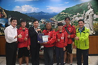 　馬中棒球隊在黑豹旗取得首勝光榮返鄉，縣長劉增應與總教練鄭新勇會面，並致贈所有球員伴手禮肯定他們的優秀表現。（圖／文：馮紹夫）