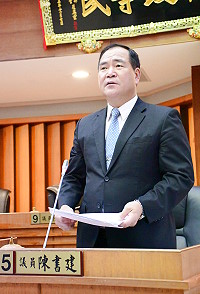 　副議長陳書建進行質詢。（圖／文：曹重偉）