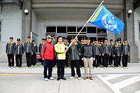 　全國義消競技大賽20日在南投開跑，連江縣義消代表隊昨天啟程，縣長劉增應、議長張永江專程前往機場授旗及致贈程儀，希望代表隊旗開得勝。（圖／文：曹重偉）