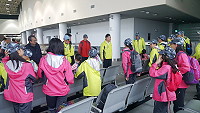 107年縣運會18日落幕,東引鄉親及選手們昨天上午配合臺馬輪航班返鄉,府會首長碼頭送行。(圖/文:曹重偉)