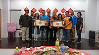 　107年重陽節模範人員表揚餐會於東莒老人活動中心舉辦，鄉長謝春欗致贈匾額給模範老人及敬老楷模。（圖／文：蔡夢玲）