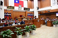　縣議會展開審議108年度地方總預算暨附屬單位預算案議程，一讀會前由主計處長曹少玉就地方總預算編製情形進行簡報。（圖／文：曹重偉）