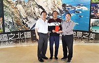 縣府產業發展處處長劉德全代表縣長劉增應致贈慰問金給光華52127船主林增平。(圖:產業發展處)