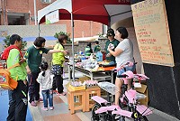 　東引國中小校慶愛心義賣攤位，大部分義賣品是基隆Muse創意手作工作室李麗霞老師及其好友跨海熱血贊助的。（圖／文：陳其敏）