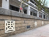　海洋大學馬祖分校正式成立，校址選定原北竿板里國小。這個校區最早曾是中山國中校址，後改為板里國小，校門口現存一段矮牆仍保有「中山」字樣，記憶著馬祖教育的蛻變與傳承。（圖與文：陳鵬雄）