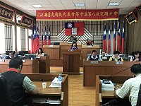 　莒光鄉民代表會第10屆第8次定期大會開議，鄉長謝春欗率各課室主管作施政報告。（圖／文：宋幸儒）