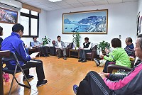 　縣長劉增應、議長張永江與東引鄉公所、鄉代會進行座談，聽取地方對交通、醫療及各項建設的建言。（圖／文：陳其敏）