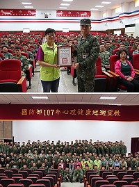 上圖:主任頒贈廖紀華老師感謝狀。下圖:全體參與人員於課後實施合影。(圖/文:張炘獻)
