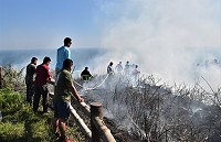 　東引垃圾掩埋場後方山坡傳出火警，警義消迅速抵達滅火。（圖／文：陳其敏） 