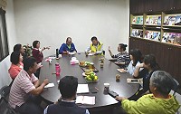 　東引鄉民代表會、鄉公所邀請凌天航空東引站務人員研討訂位作業方式，建立一致性規範。（圖／文：陳其敏）