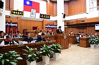 　縣議會進行審議本縣108年度地方總預算暨附屬單位預算案第二、三讀會，由聯席審查小組召集人陳貽斌上台向大會報告審查結果。（圖／文：曹重偉）