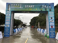 　2018第4屆馬祖馬拉松賽事主場地福澳運動場開跑拱門，2日倒數最後1天冒著風雨搭設完成。（圖：吳嘉榮）