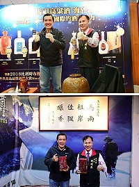 第4屆馬祖國際馬拉松3日開跑,前總統馬英九2日提前來到馬祖,與縣長劉增應為他們一年前共同封存的馬祖老酒開罈,酒質晶瑩剔透、氣味芳香,現場來賓都稱讚釀酒成功。(圖/文:曹重偉)