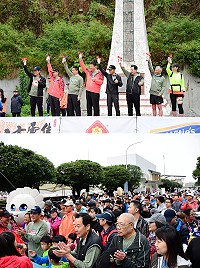 風雨無阻!第4屆馬祖馬拉松順利完賽,42K賽事男子組由許進富拿下冠軍,女子組則由于清以4小時19分52秒奪下后座,分別由縣長劉增應、副縣長王忠銘頒發獎牌鼓勵。(圖/文:曹重偉)