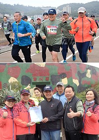 前總統馬英九3日再度力挺馬祖馬拉松,參加3K體驗賽事,順道參訪戰地文化遺產概念館勝利堡等處,所到之處都受到旅客鄉親熱情歡迎。(圖/文:曹重偉)