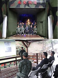 (上圖)部長與防區官兵於南北坑道口合影。(下圖)部長於混砲連聽取240榴砲簡介。(圖/文:江耿逸)
