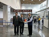 內政部長徐國勇3日在立委陳雪生陪同下,至馬祖南竿福澳港新旅運大樓視察小三通業務,特別致贈加菜金給移民署同仁。(圖/文:曹重偉)