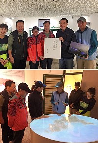 前總統馬英九3日參訪戰地文化遺產概念館-勝利堡,縣長劉增應、議長張永江都到場陪同,特別受邀題字,在板上寫下「戰地政務結束、兩岸交流開始」,之後也在藍眼淚生態館板子上寫下「和平無價」。(圖:連江縣政府文化處)