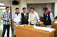 　連江縣「五合一」選舉及公民投票6日起進行選舉人名冊公告閱覽，至11月8日下午5時30分止；縣選委會主委王忠銘在總幹事王建華及多位選務人員陪同下，特別前往南竿鄉的公告閱覽地點鄉公所視察辦理情形，提醒落實公告閱覽的宣導及管理工作。（圖／文：曹重偉）