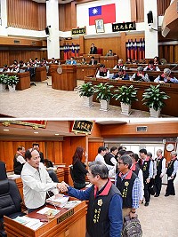 議長張永江敲下議事槌,象徵縣議會第6屆第8次定期大會圓滿劃下句點;縣府官員們紛紛起身向議員們握手致意,感謝支持與指教。(圖/文:曹重偉)
