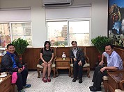 縣長劉增應9日贈送林瑞璇紀念品,感謝及肯定她東引基層代表4年服務與付出,圖為林瑞璇與老公及府會首長。(圖:連江縣政府)