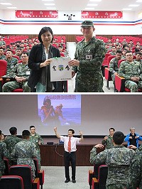 (上圖)參謀長致贈葉講師紀念品。(下圖)羅講師帶動官兵炒熱氣氛。(圖/文:杜育萱)