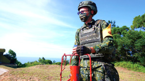 穿軍服 讚揚