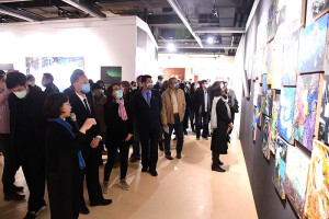 　搭上國際藝術島列車，「星空X夜空」畫展28日下午盛大開幕，縣長劉增應肯定在地藝文人士們默默耕耘，成為馬祖釀之中最香醇的特質。（圖／文：曹重偉）