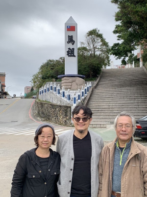 馬祖劍碑題字者陸先銘(圖中),應2021馬祖「星空X夜空」藝術家作品展到馬祖參展及出席開幕後,與在地畫家曹楷智、李若梅夫妻在劍碑前合影。(圖/文:馮紹夫)