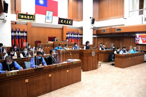 　縣議會定期大會展開審議111年度地方總預算暨附屬單位預算案議程，一讀會之前，由主計處長曹少玉就地方總預算編製情形進行簡報。（圖／文：曹重偉）