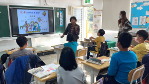 推廣校園讀報教育,退休教師陳愛貞退而不休,義務前往敬恆國小引導小朋友從讀報中多元學習。(圖/文:宋幸儒)