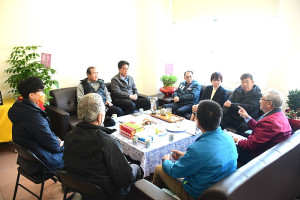 　配合議會黨團辦公室1日啟用，首日邀請交旅局、環資局、警察局等單位前往說明明年度的預算規模及主要工作項目，使施政更貼近民意。（圖／文：曹重偉）