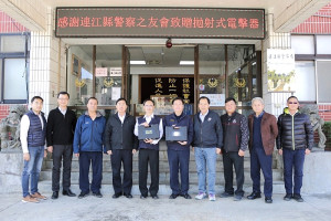 連江縣警友會2日由身兼理事長的議長張永江率團隊赴縣警局致贈拋射式電擊器,配發給南竿警察所提升快打戰力。(圖/文:曹重偉)