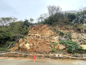 　白沙港務大樓旁邊坡坍方復原工程完成發包。（圖／文：陳鵬雄）