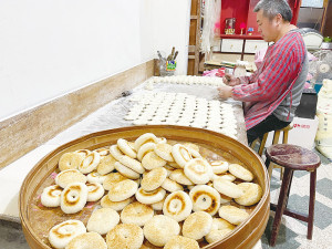 　秋冬遊客量回溫，帶動北竿一家手工繼光餅生意，每天都有數百個訂單。（圖／文：陳鵬雄）