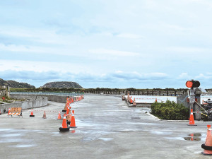 　塘后道馬鼻灣段已有一半全新路面完成並開放單向通車，預估農曆年前可雙向通車。（圖／文：陳鵬雄）