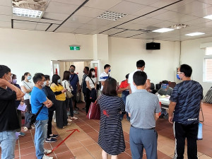 為使新住民能融入公民社會,縣選委會舉辦新住民模擬投票教學,透過解說及實際體驗,讓有投票權之新住民了解投票方式及流程。(圖:連江縣選舉委員會)