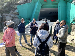 　立委陳雪生國會辦公室3日邀有關單位現勘北竿短坡山坑道景區開放事宜。（圖／文：陳鵬雄）