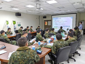 　環資局協同馬防部辦理環保講習，宣導及傳承水庫水源地保育及污水處理觀念，軍民一心保育水資源。（圖：連江縣環資局）