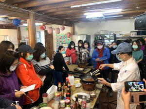 　連江縣新住民家服中心首開百元快炒班，邀請主廚許加建授課指導台灣熱炒店受歡迎的菜色。（圖：連江縣新住民家服中心、馮紹夫）