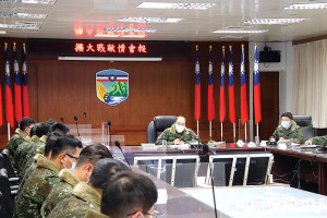 指揮官廖少將主持擴大戰敵情會報,實施工作指導。(圖/文:賴閩蝶)