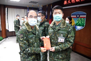 指揮官廖少將致贈績優主官運輸連連長林少校工作獎金。(圖/文:賴閩蝶)