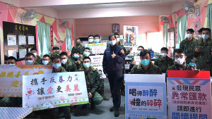警察所劉副所長與南守混砲連官兵合影留念。(圖/文:胡少瑋)