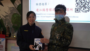 詹上兵踴躍參加有獎徵答,獲得精美禮品。(圖/文:胡少瑋)