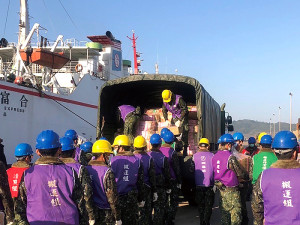 軍事訓練役訓員依序排隊搬運冷副食品至各單位,再由伙委人員清點。(圖/文:倪育傑)